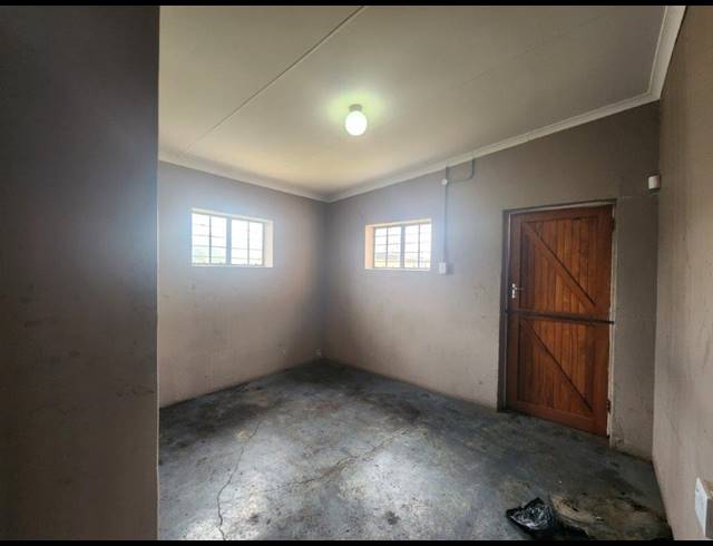 323M² WAREHOUSE RENTED IN CAPE ROAD INDUSTRIAL